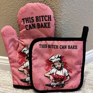 Blue Q Oven Mitt Set with Baker Design